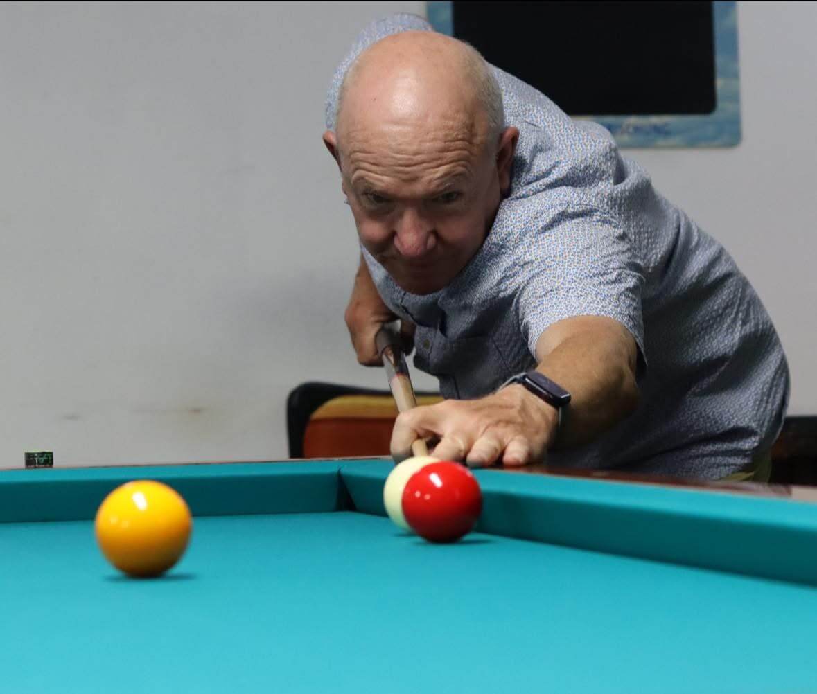 Hans-Jürgen Wolff playing billiards